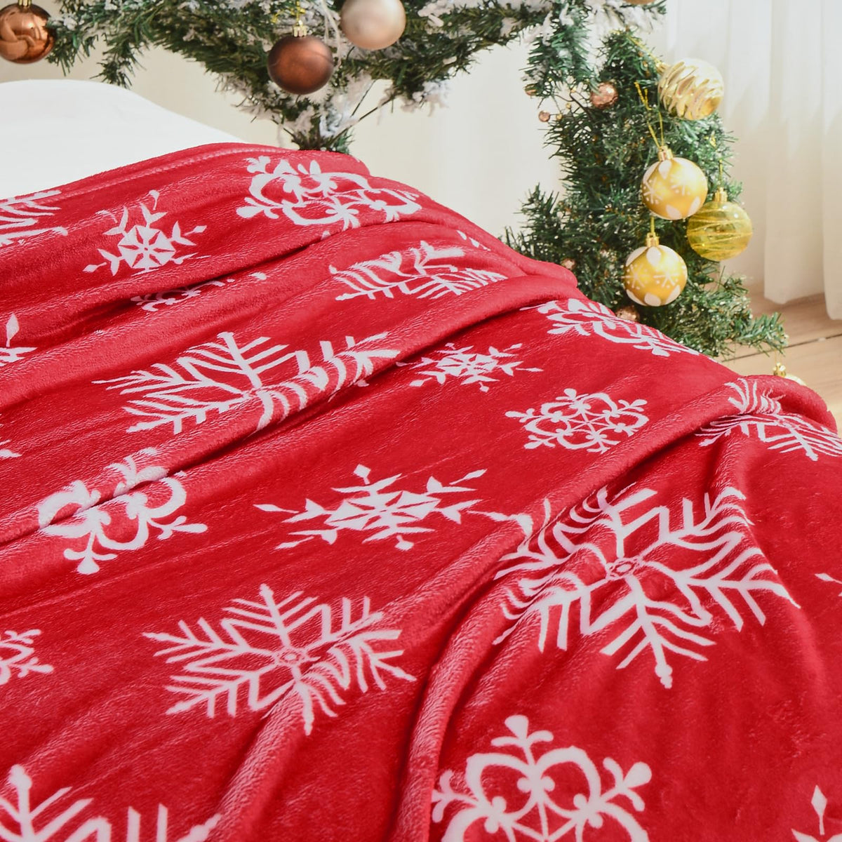 Christmas Throw Blanket for Couch, Soft Fuzzy Cozy Blankets for Winter, Red Snowflakes Pattern